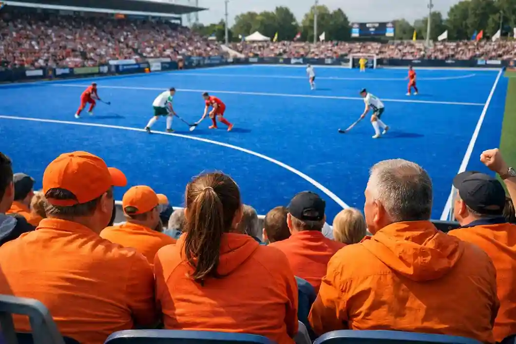 Toeschouwers op de tribune die een hockeywedstrijd volgen
