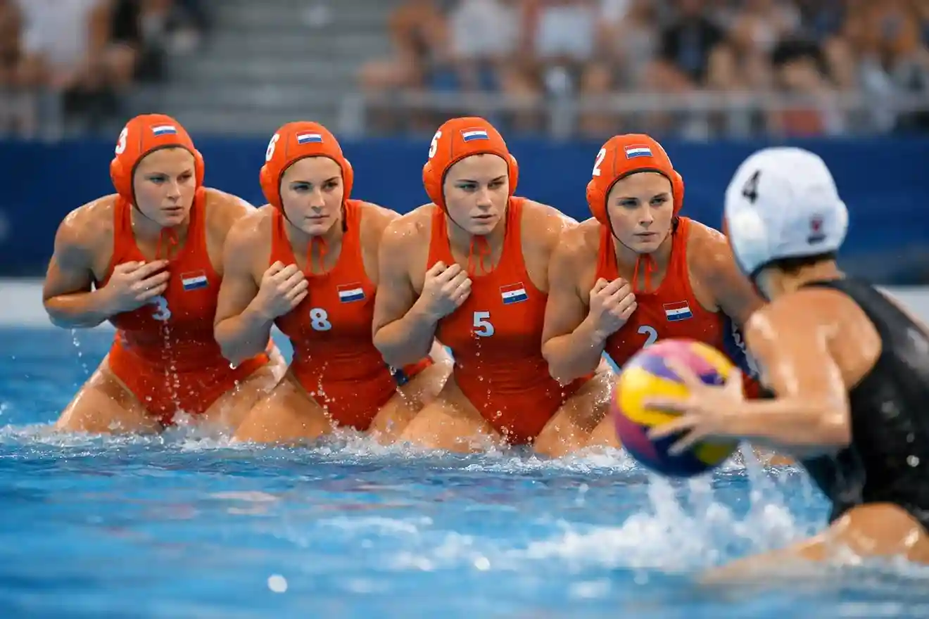 Nederlandse hockeyverdedigsters in actie tijdens een internationale wedstrijd