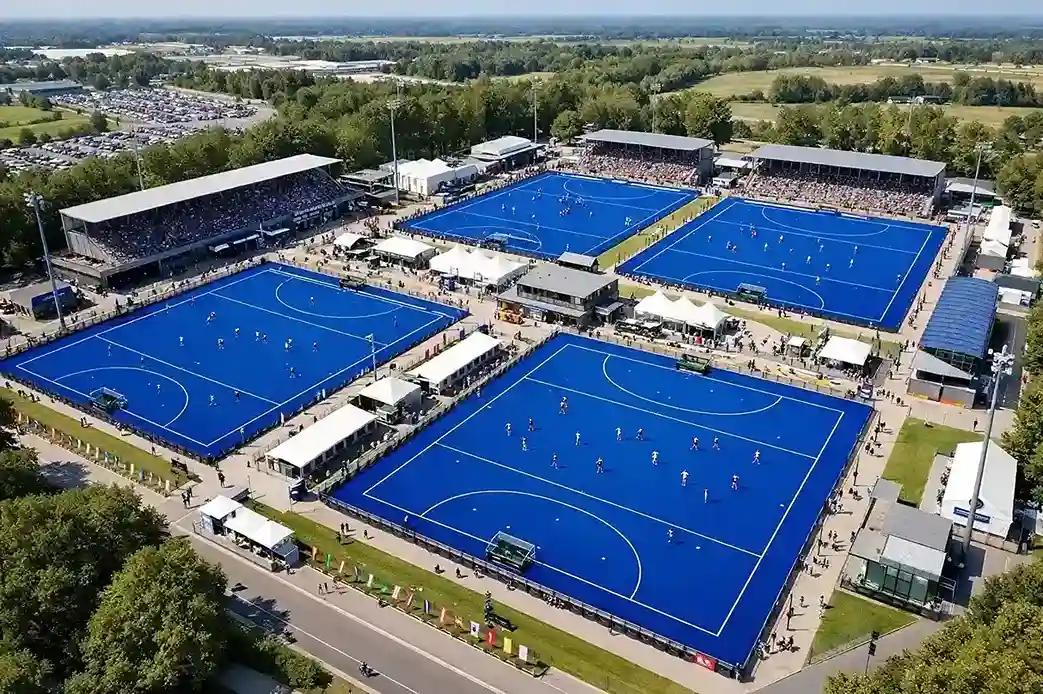 Overzicht van een hockeytoernooi met meerdere velden