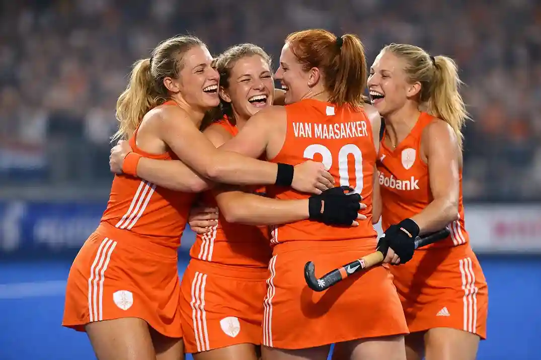 Nederlandse hockeysters in oranje tenue tijdens een internationale wedstrijd