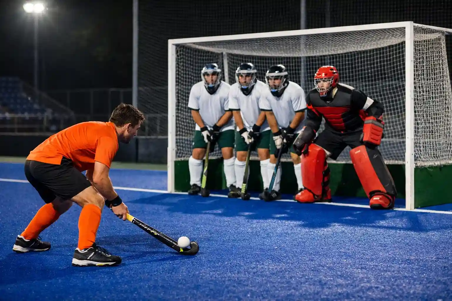 Strafcorner situatie tijdens een internationale hockeywedstrijd op blauw kunstgras
